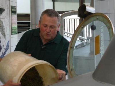 Jacques Bertens bier aan het brouwen